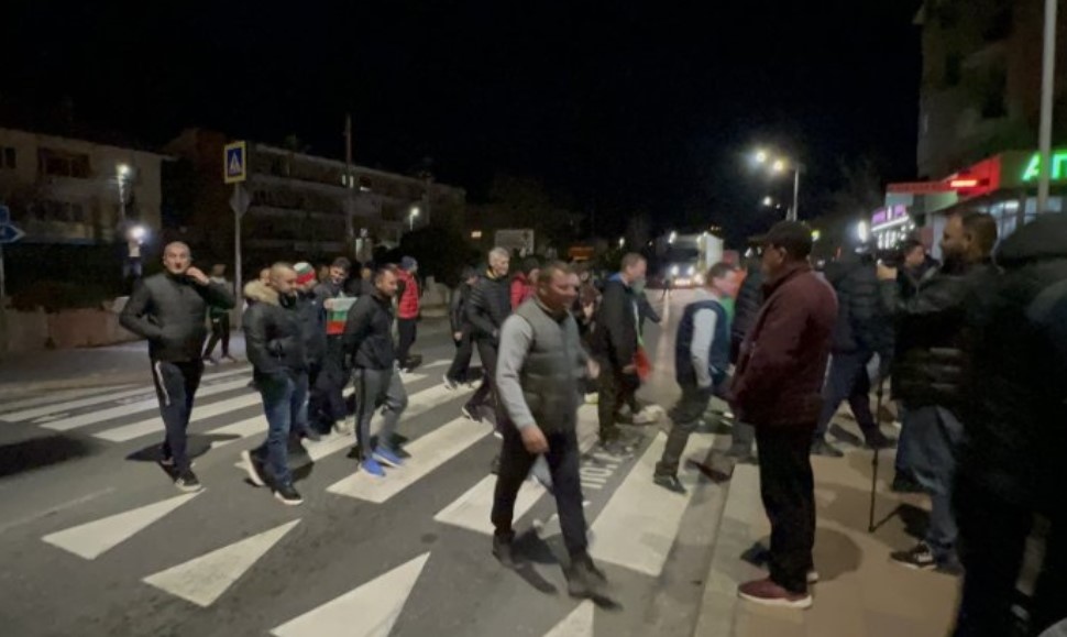 Животновъди от Югозападна България блокираха главния път за Гърция Малко
